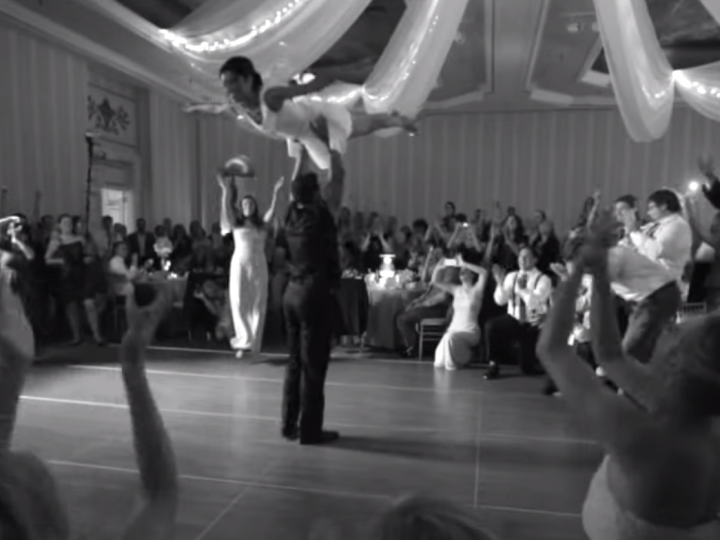 Novios bailan «Dirty dancing» en su boda y los invitados alucinan